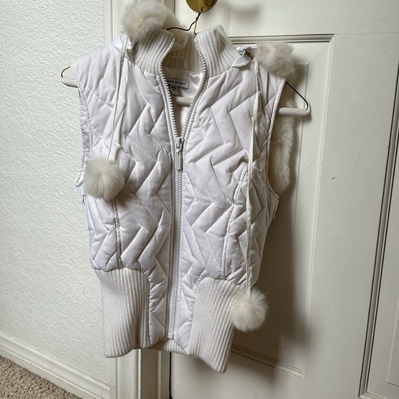 Bebe small vest with hoodie in white with fuzzy trim and fuzzy balls - Picture 1 of 7
